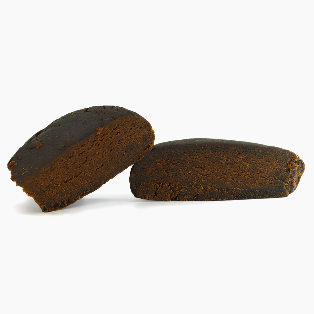 Piatella CBC : deux morceaux de hash brun foncé à texture granuleuse, comparaison de variantes de cannabinoïdes