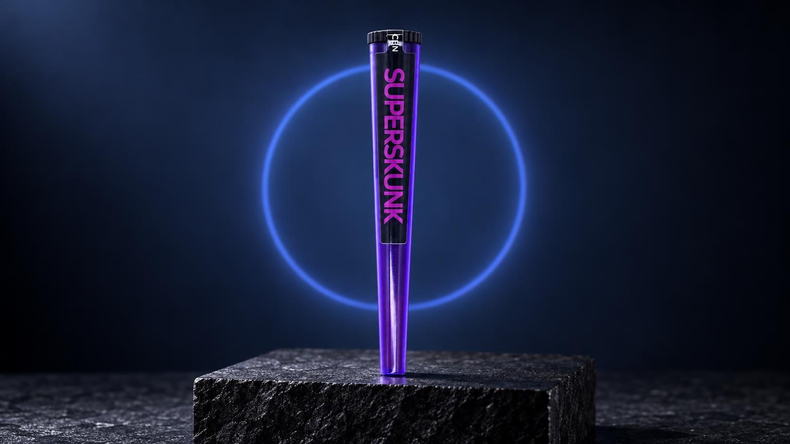 O que é skunk: pré-rolo cilíndrico roxo com inscrição, repousa em pedra escura com círculo azul neon luminoso atrás